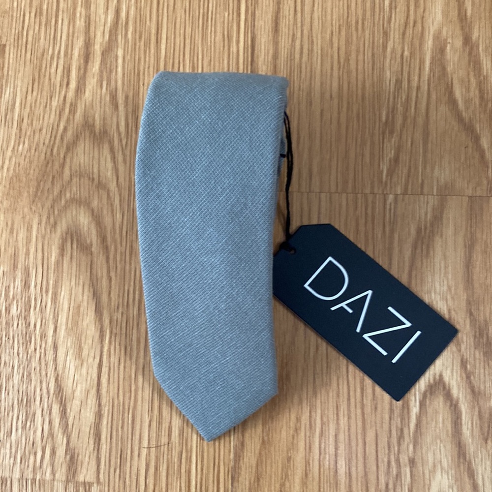 Dazi brand men’s tie.